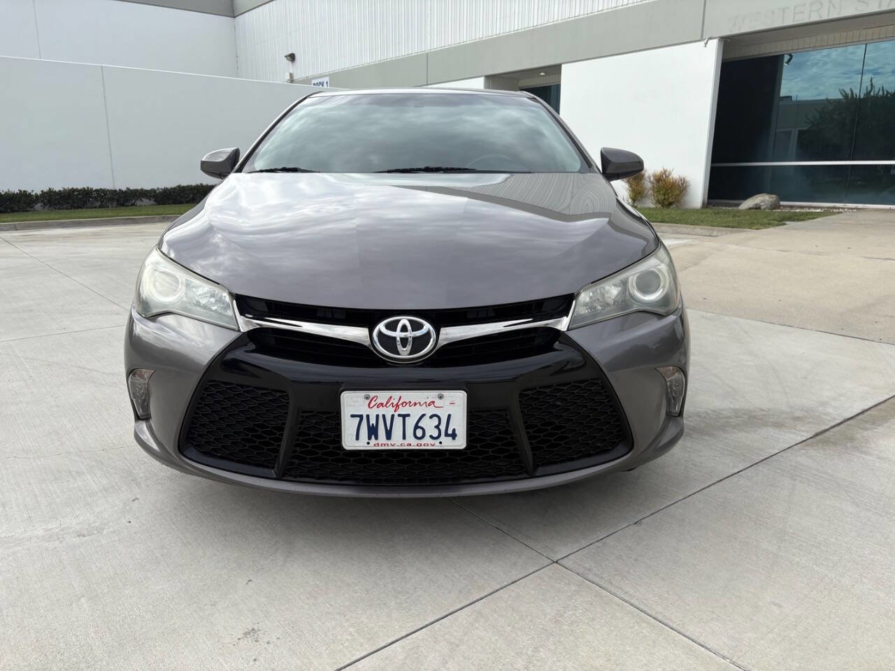 Used 2017 Toyota Camry XSE w/ Moonroof Package image 2