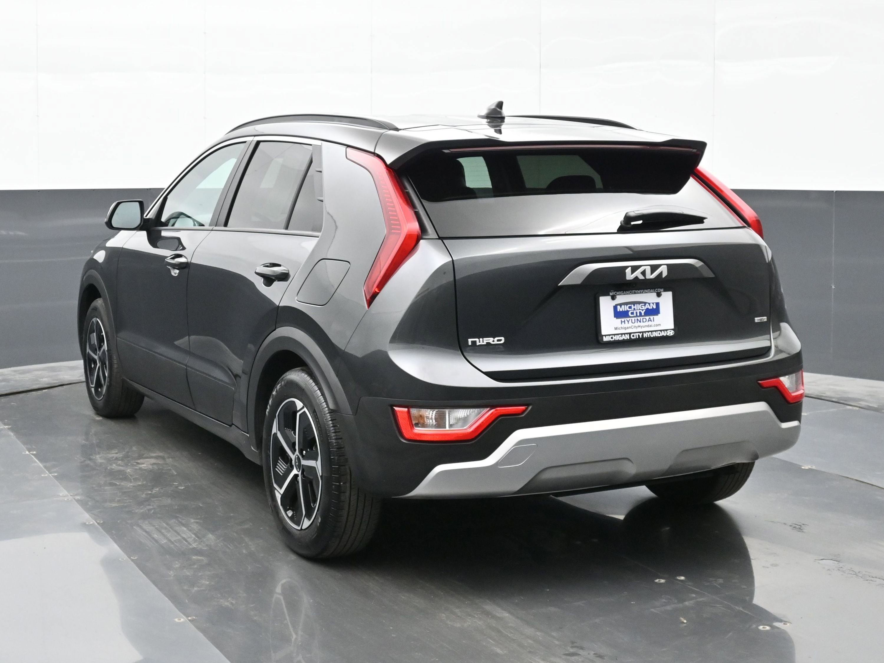 Used 2024 Kia Niro LX image 2