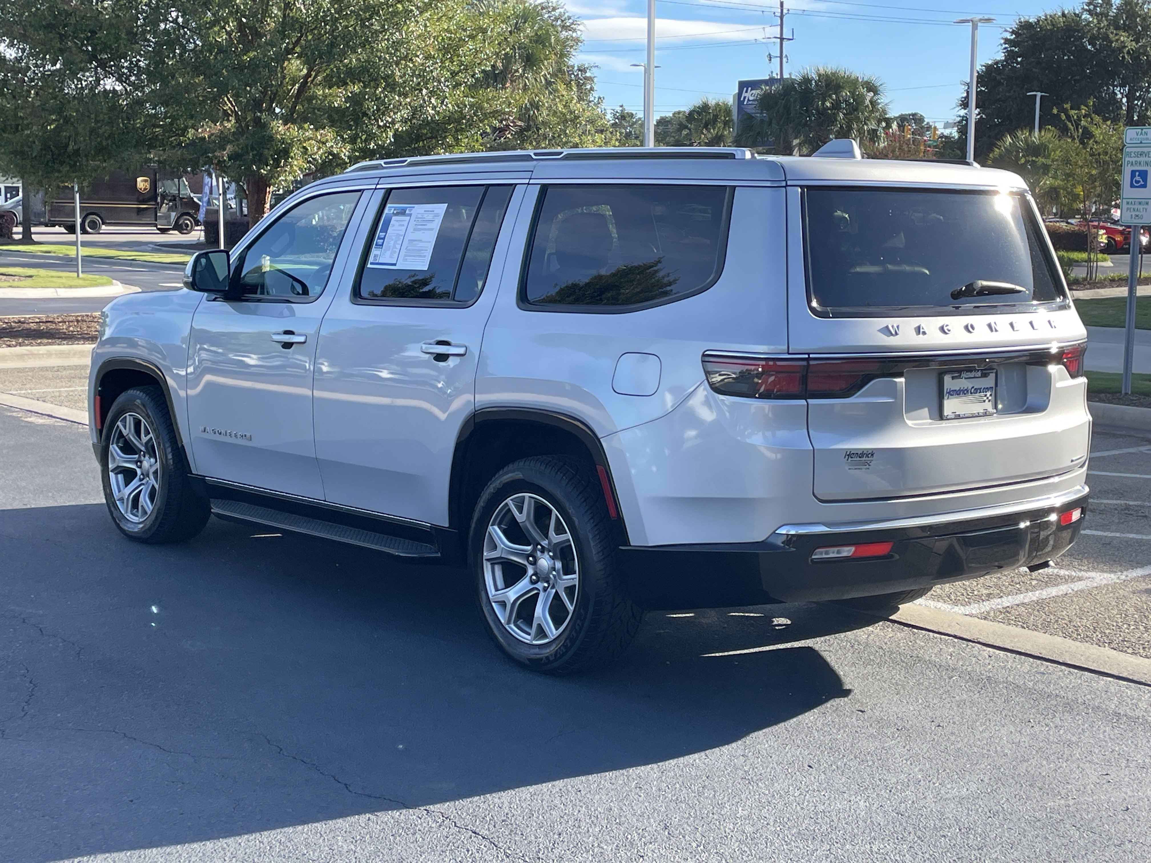 Used 2022 Jeep Wagoneer Series II RWD image 7