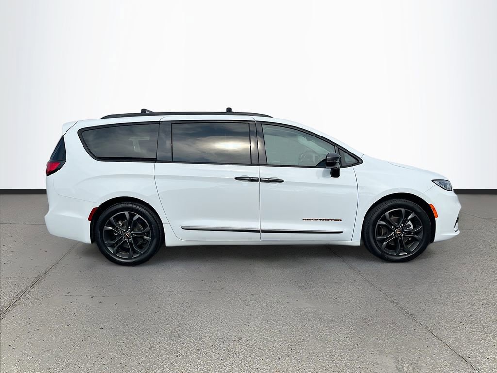 Certified 2024 Chrysler Pacifica Touring-L w/ Road Tripper Package FWD image 8