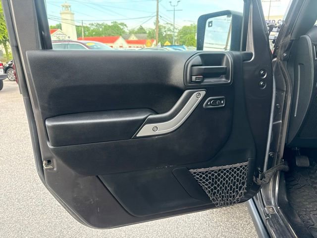 Used 2016 Jeep Wrangler Unlimited Rubicon w/ Connectivity Group AWD/4WD image 32