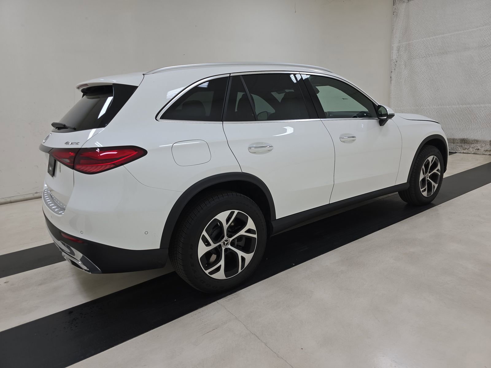 Used 2025 Mercedes-Benz GLC 350e 4MATIC image 6