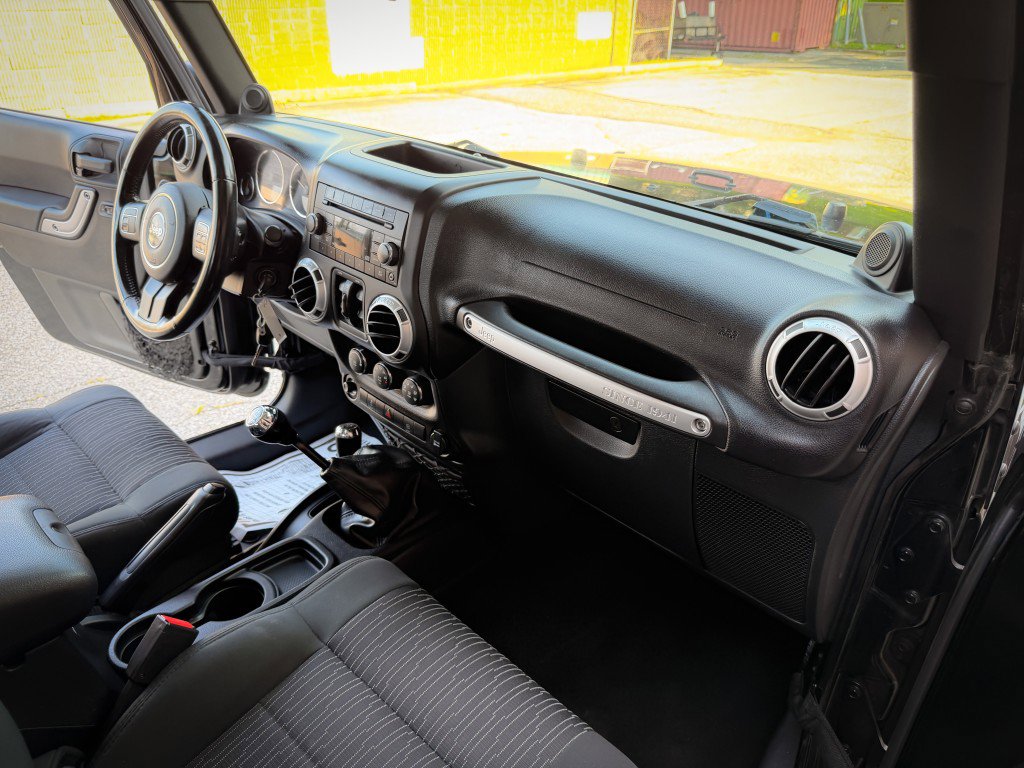 Used 2011 Jeep Wrangler Unlimited Sahara w/ Dual Top Group image 19