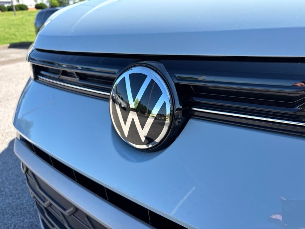 Used 2025 Volkswagen Taos SE w/ Black Wheel Package FWD image 10