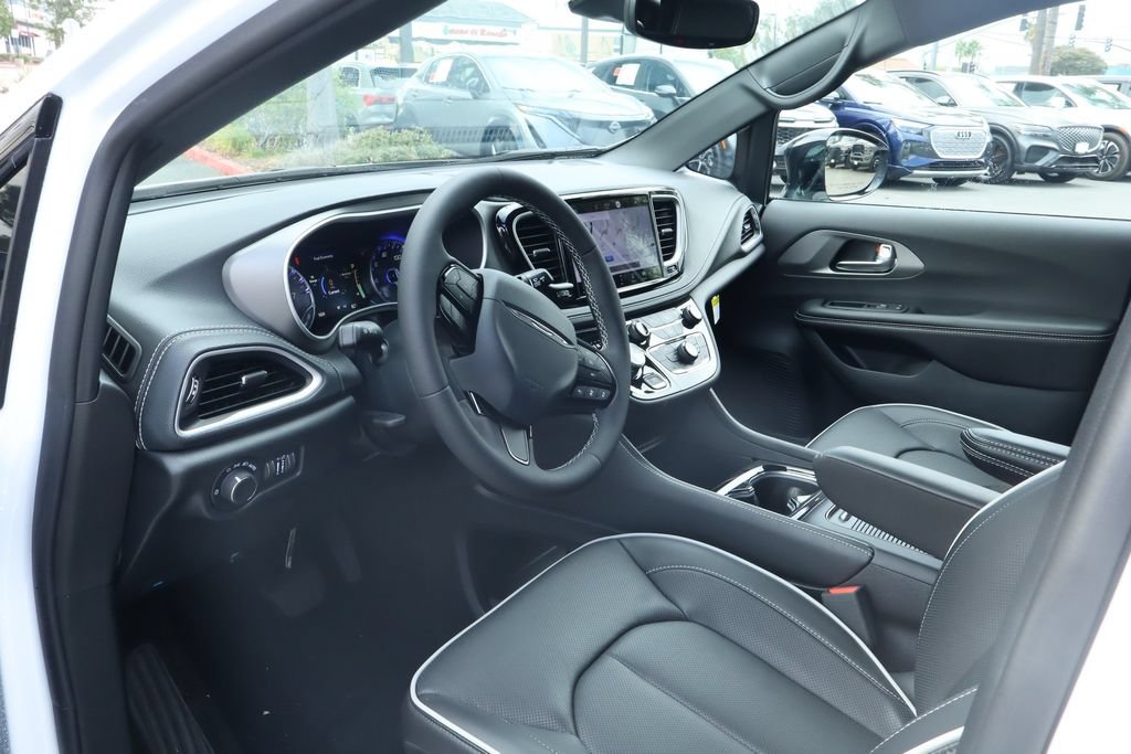 New 2027 Chrysler Pacifica Limited AWD/4WD image 13