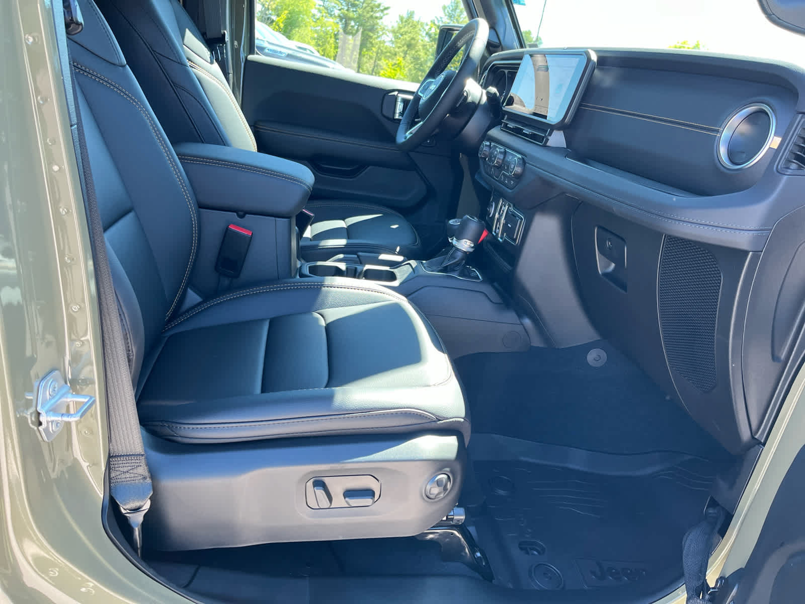 New 2026 Jeep Wrangler Unlimited Sahara AWD/4WD image 35