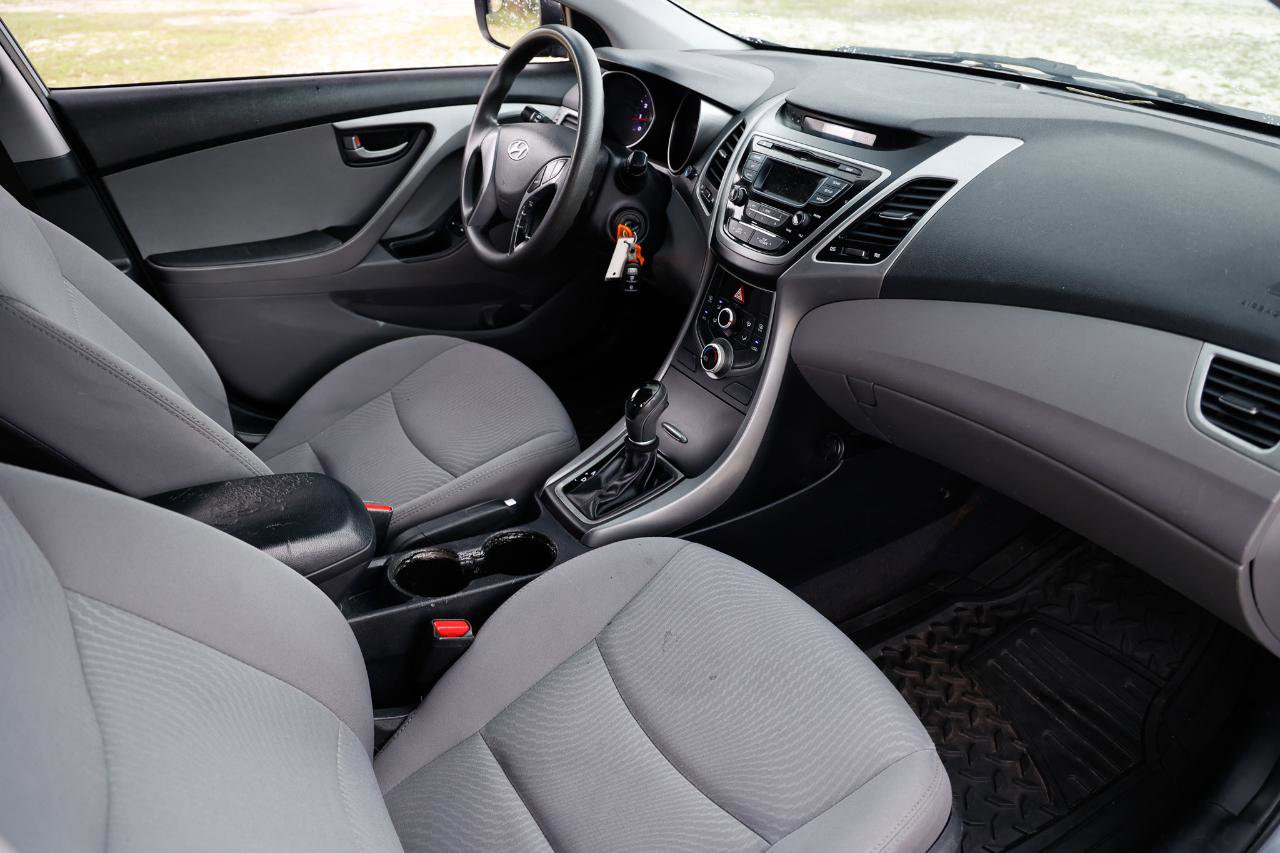Used 2015 Hyundai Elantra SE image 18