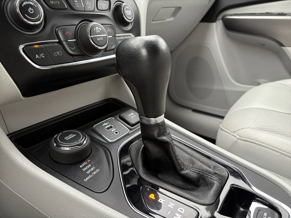 Used 2020 Jeep Cherokee Limited image 29