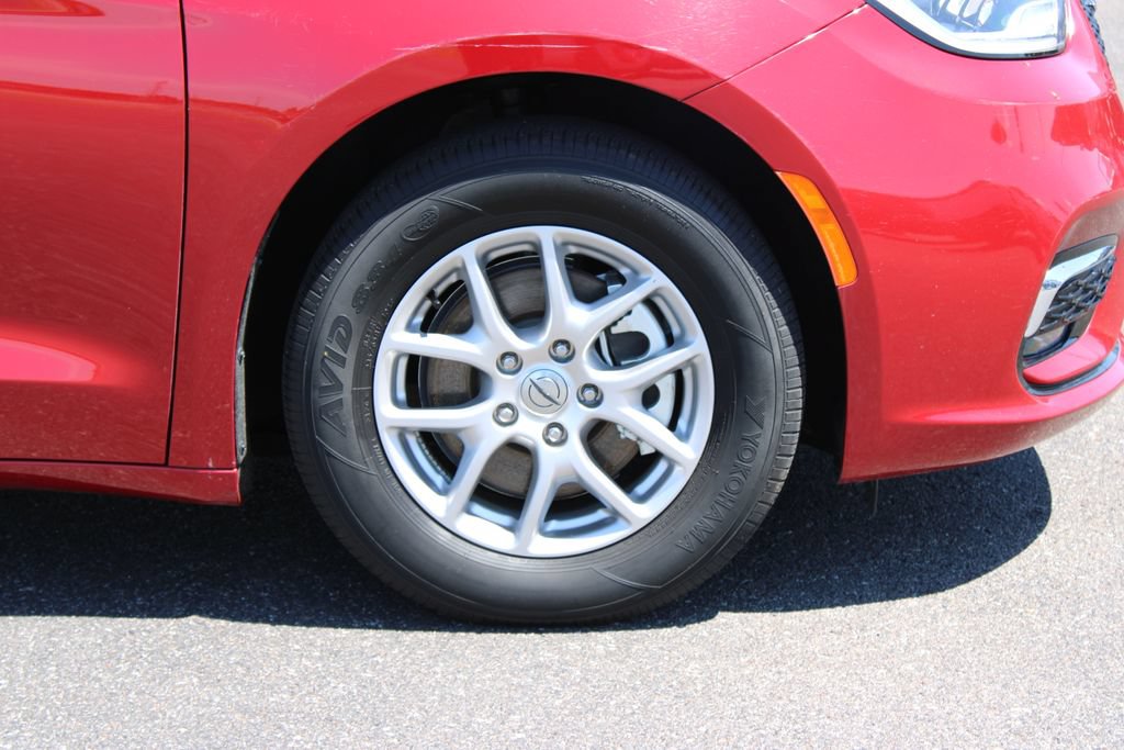 Used 2025 Chrysler Pacifica Select FWD image 12