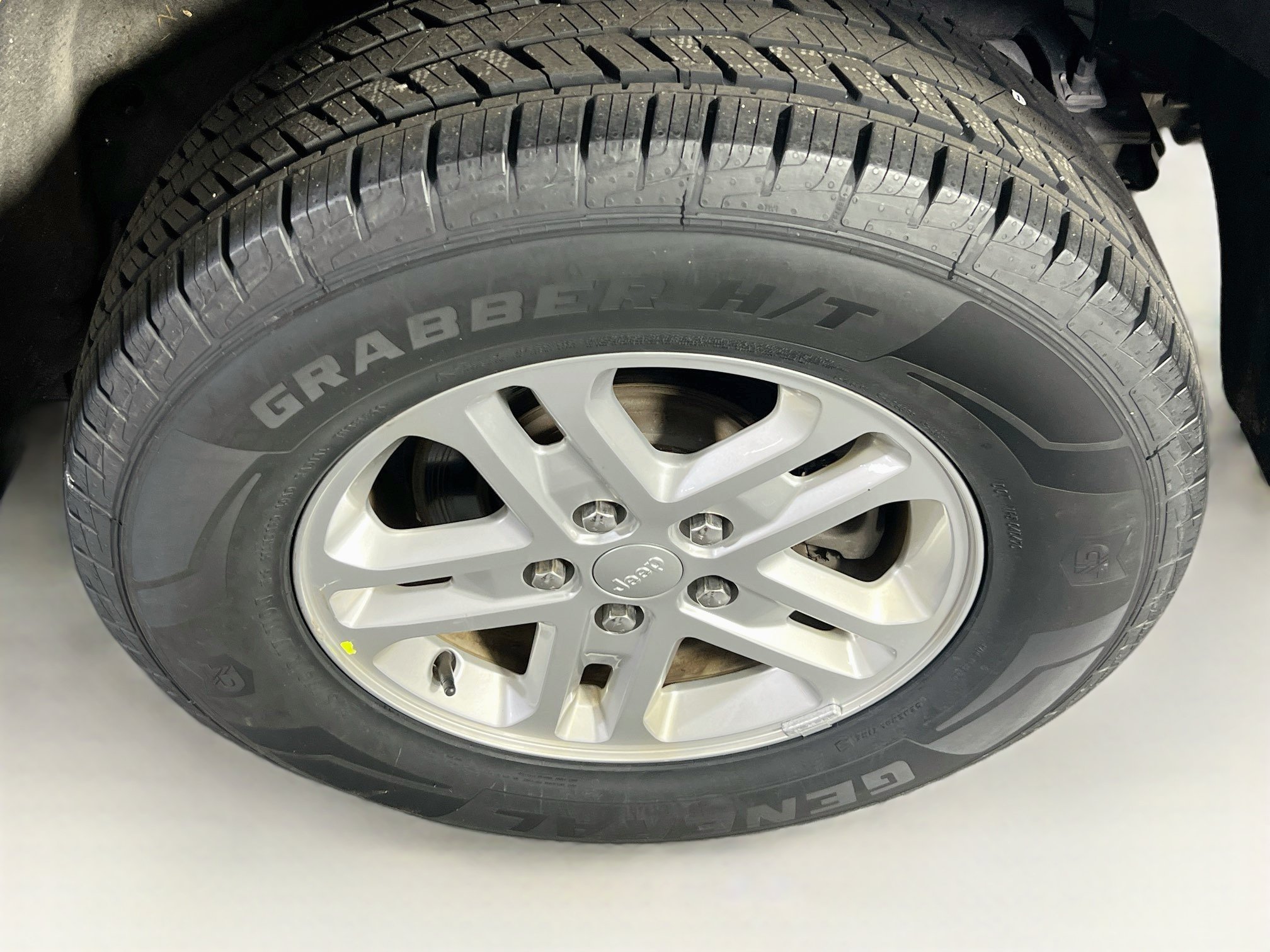 Used 2023 Jeep Grand Cherokee Laredo AWD/4WD image 29