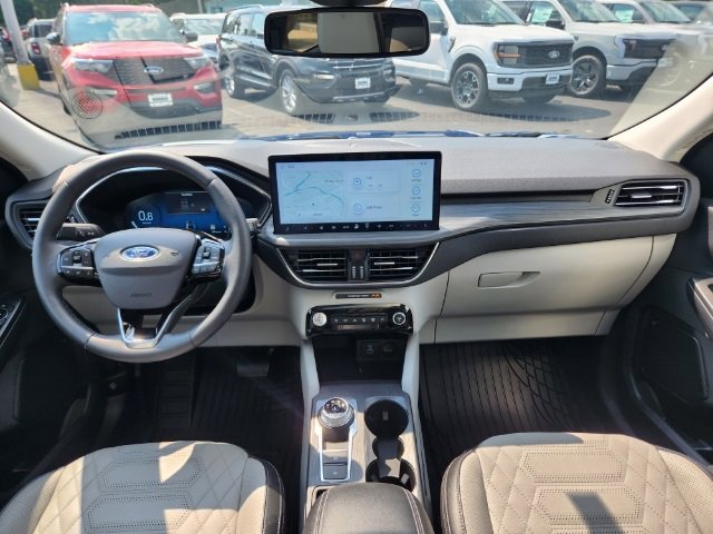 Used 2023 Ford Escape Platinum w/ Premium Technology Package image 2