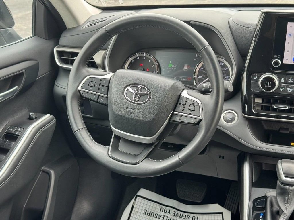 Used 2025 Toyota Highlander XLE AWD/4WD image 18