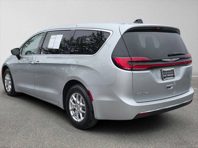 Used 2024 Chrysler Pacifica Touring-L FWD image 5