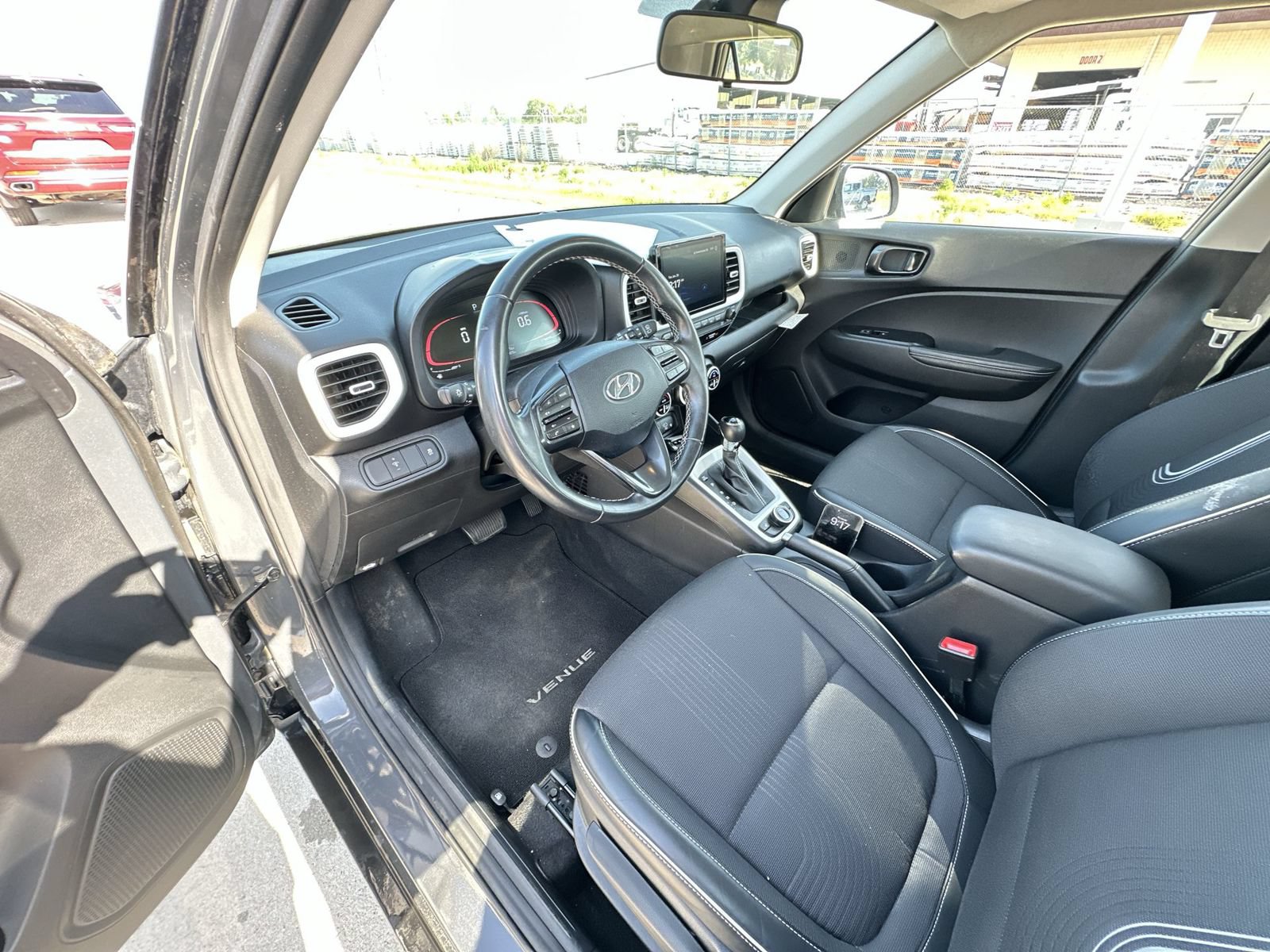 Used 2024 Hyundai Venue Limited FWD image 10