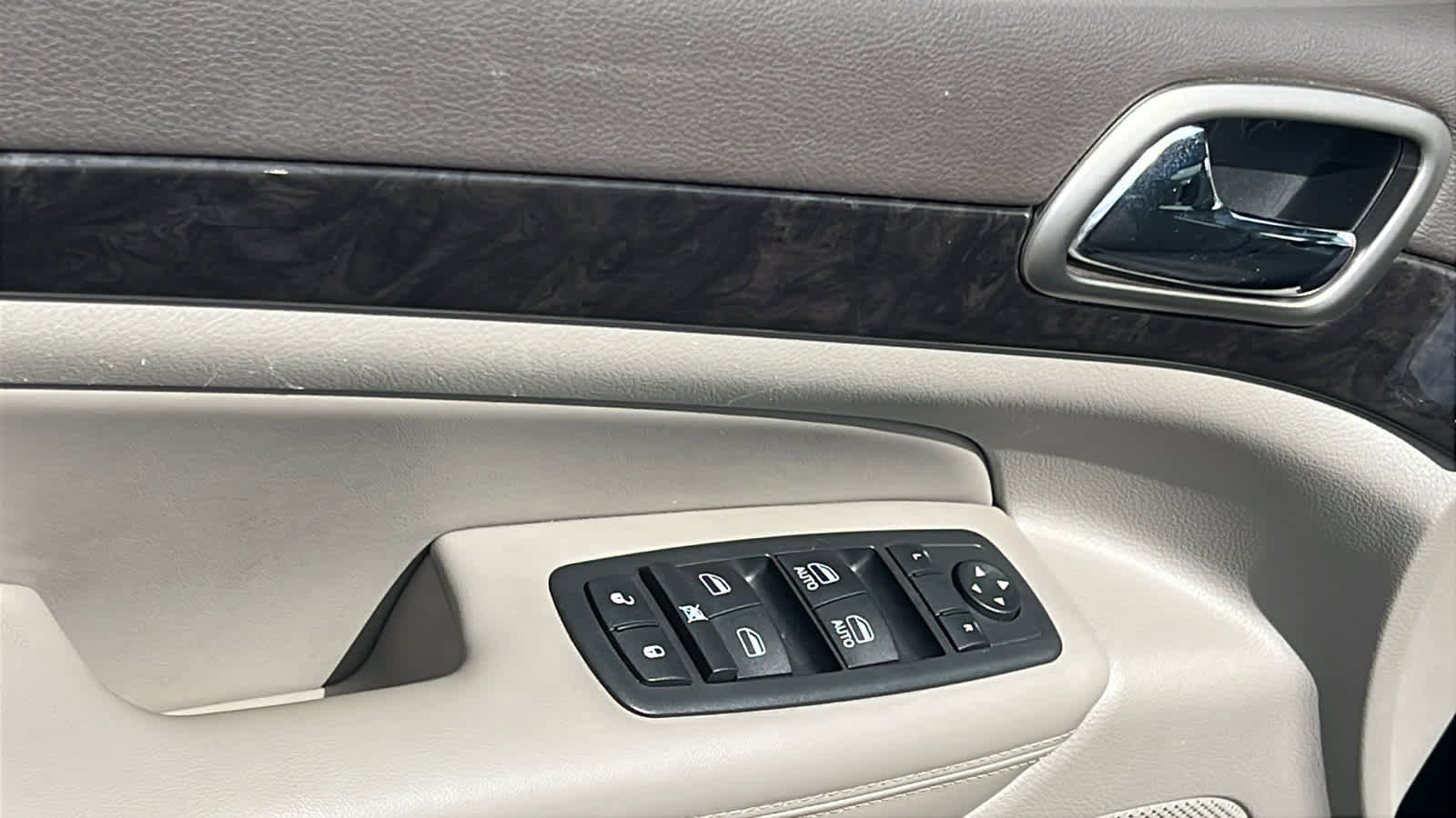 Used 2012 Jeep Grand Cherokee Laredo w/ Laredo E Group AWD/4WD image 21
