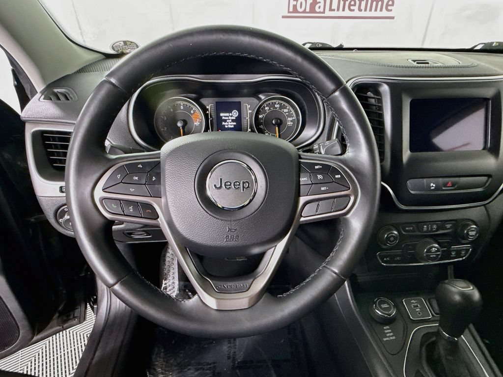 Used 2019 Jeep Cherokee Latitude Plus w/ Comfort/Convenience Group AWD/4WD image 19