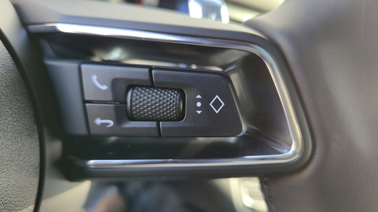 Certified 2025 Porsche Macan image 24