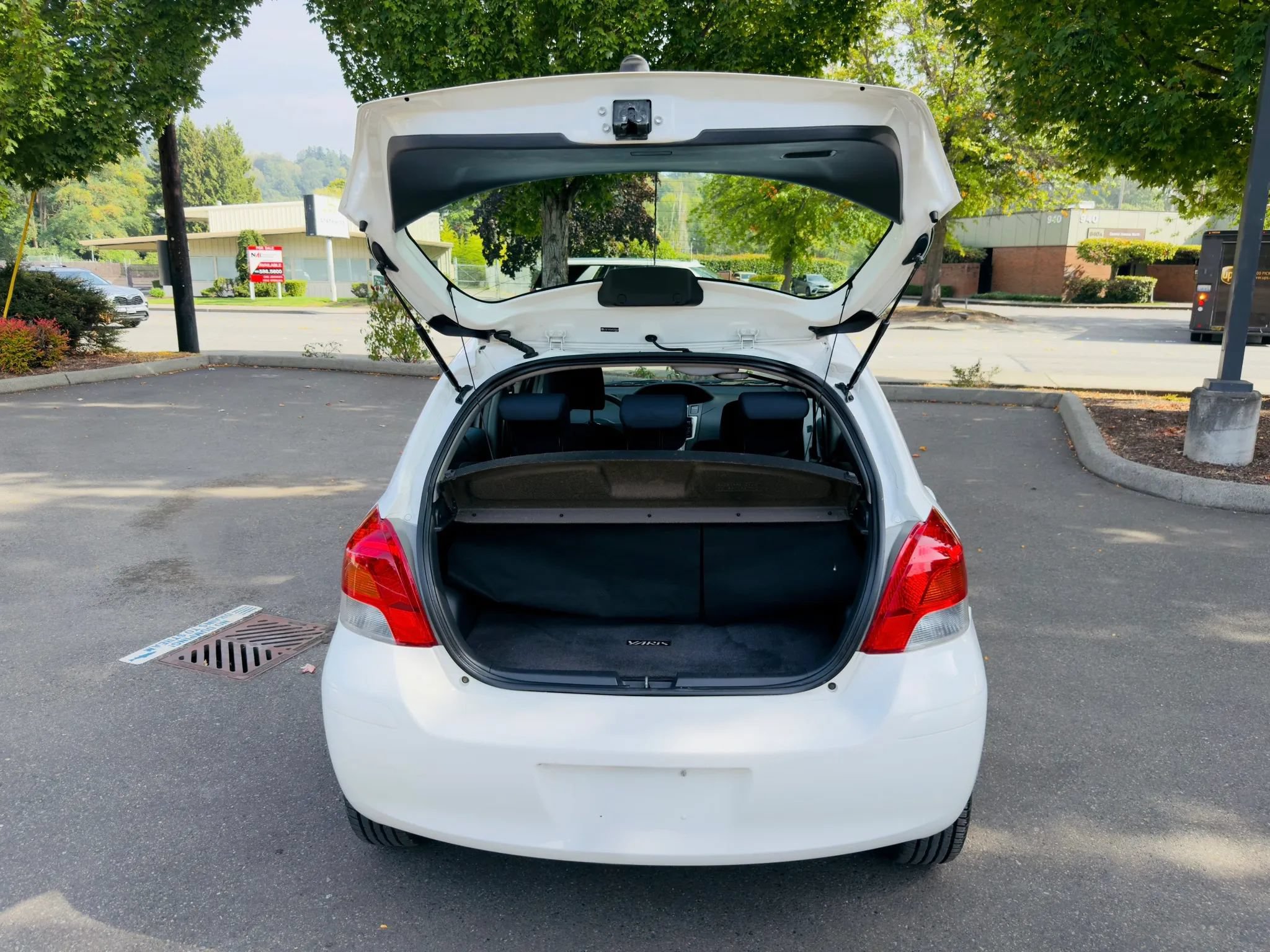 Used 2010 Toyota Yaris 4-Door Hatchback FWD image 18