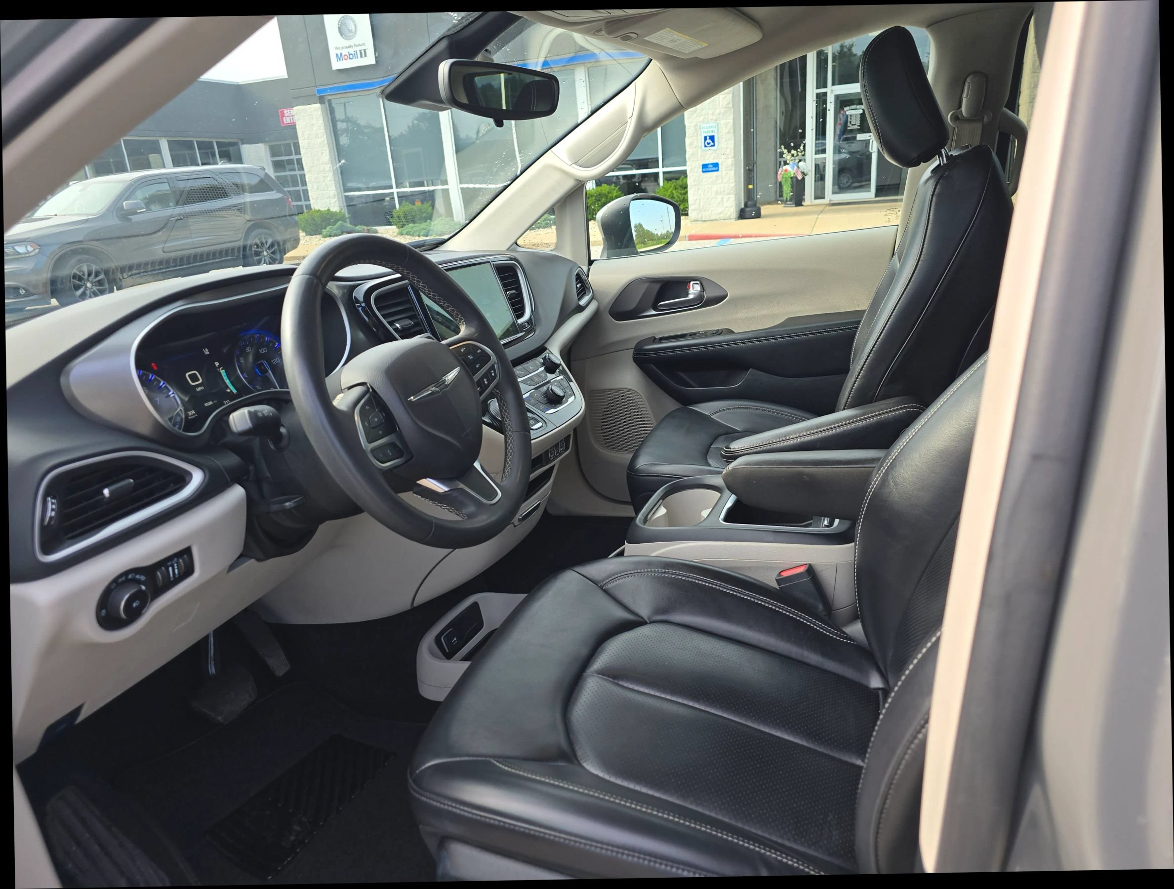 Used 2023 Chrysler Pacifica Touring-L FWD image 10