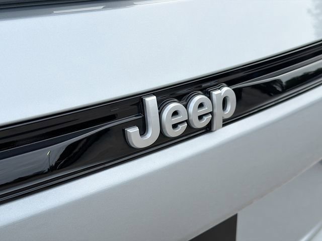 Used 2025 Jeep Grand Cherokee Limited w/ Luxury Tech Group II image 11