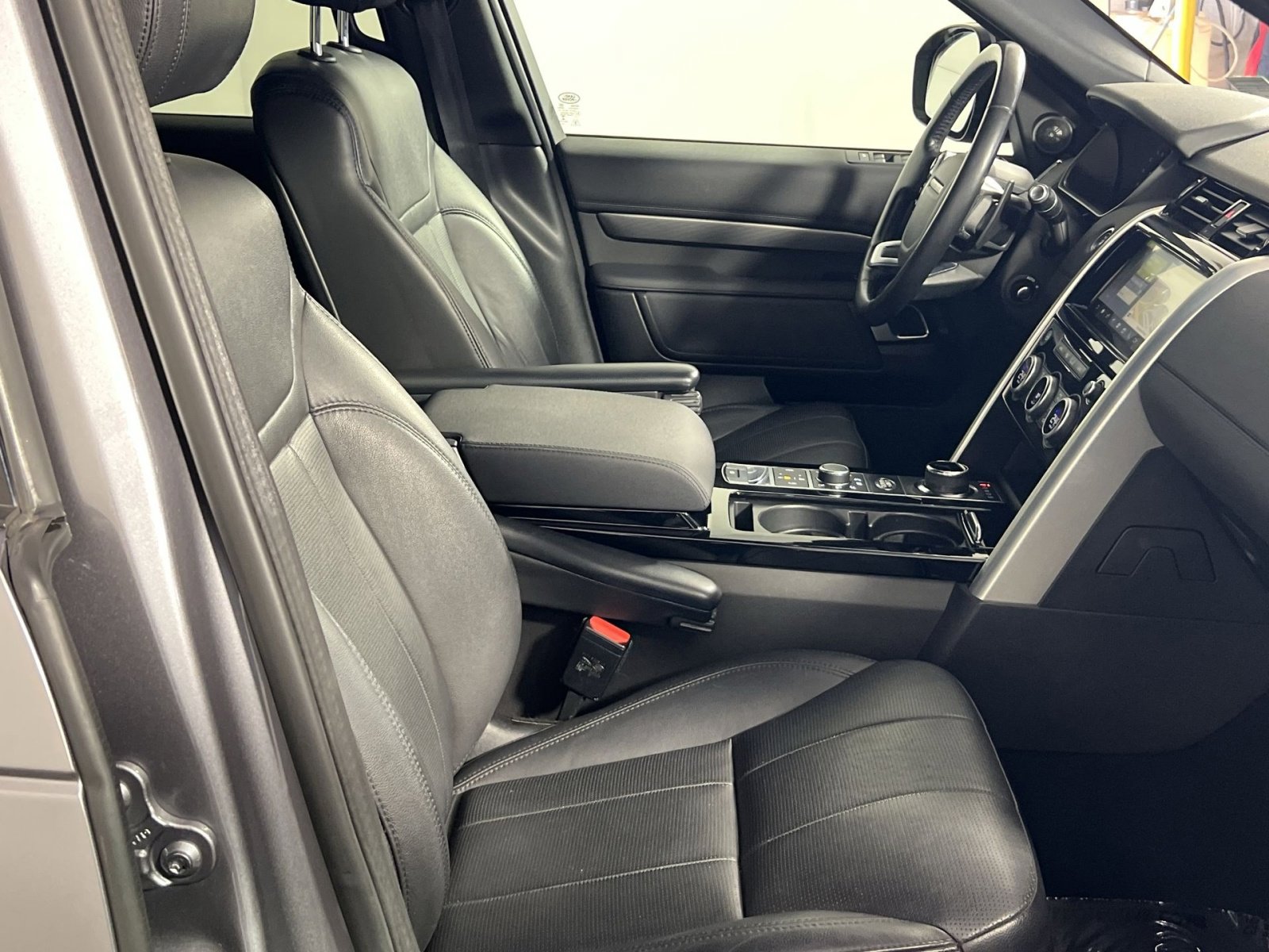 Used 2020 Land Rover Discovery HSE image 28