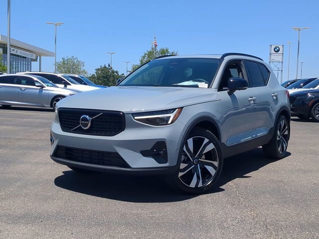 Certified 2025 Volvo XC40 B5 Plus w/ Climate Package image 3