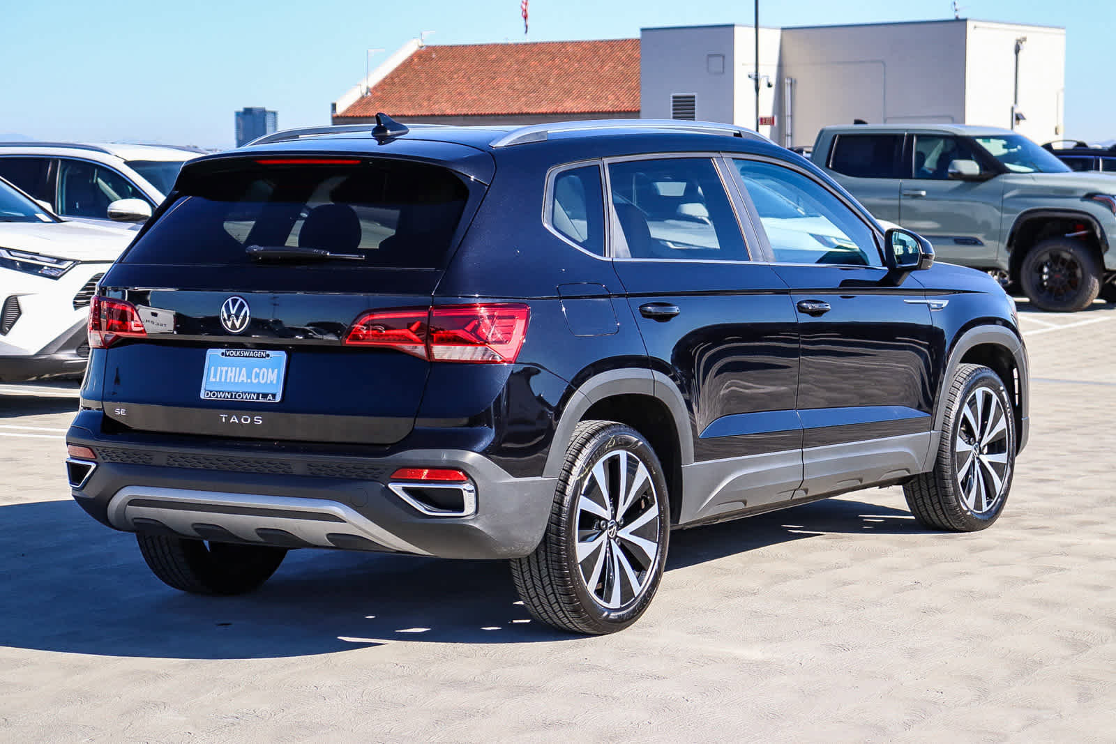 Used 2023 Volkswagen Taos SE w/ Panoramic Sunroof Package image 4