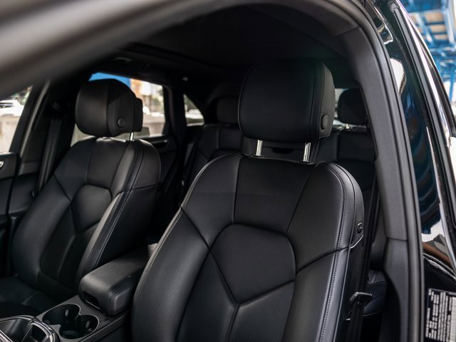 Certified 2025 Porsche Macan image 5