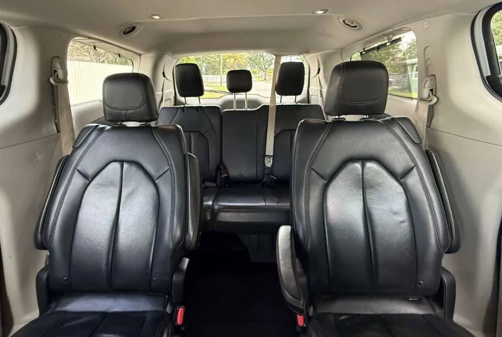 Used 2018 Chrysler Pacifica Touring-L FWD image 17