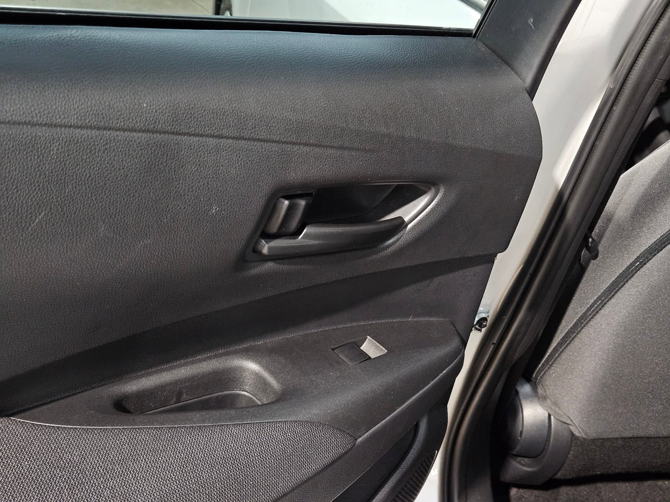 Used 2022 Toyota Corolla LE image 32