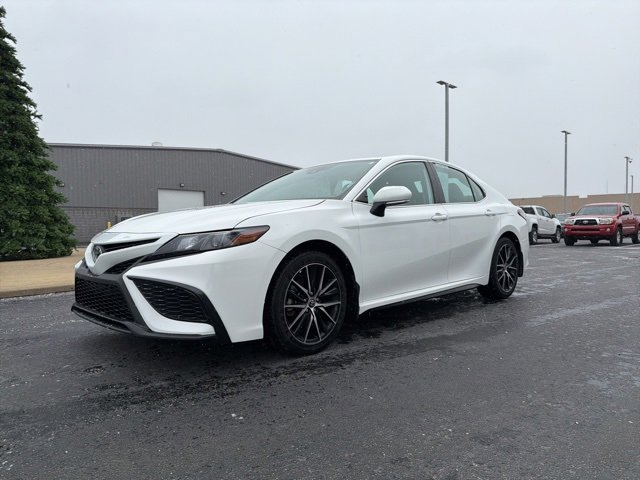 Used 2024 Toyota Camry SE image 3