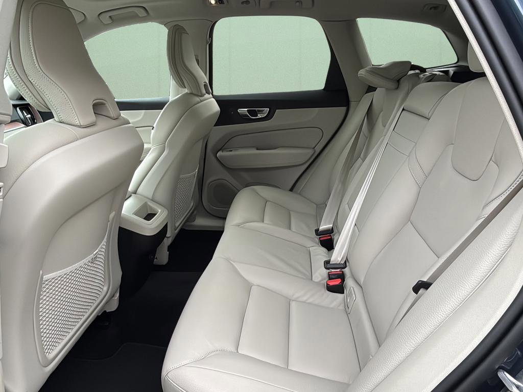 Used 2021 Volvo XC60 T5 Momentum w/ Premium Package image 21