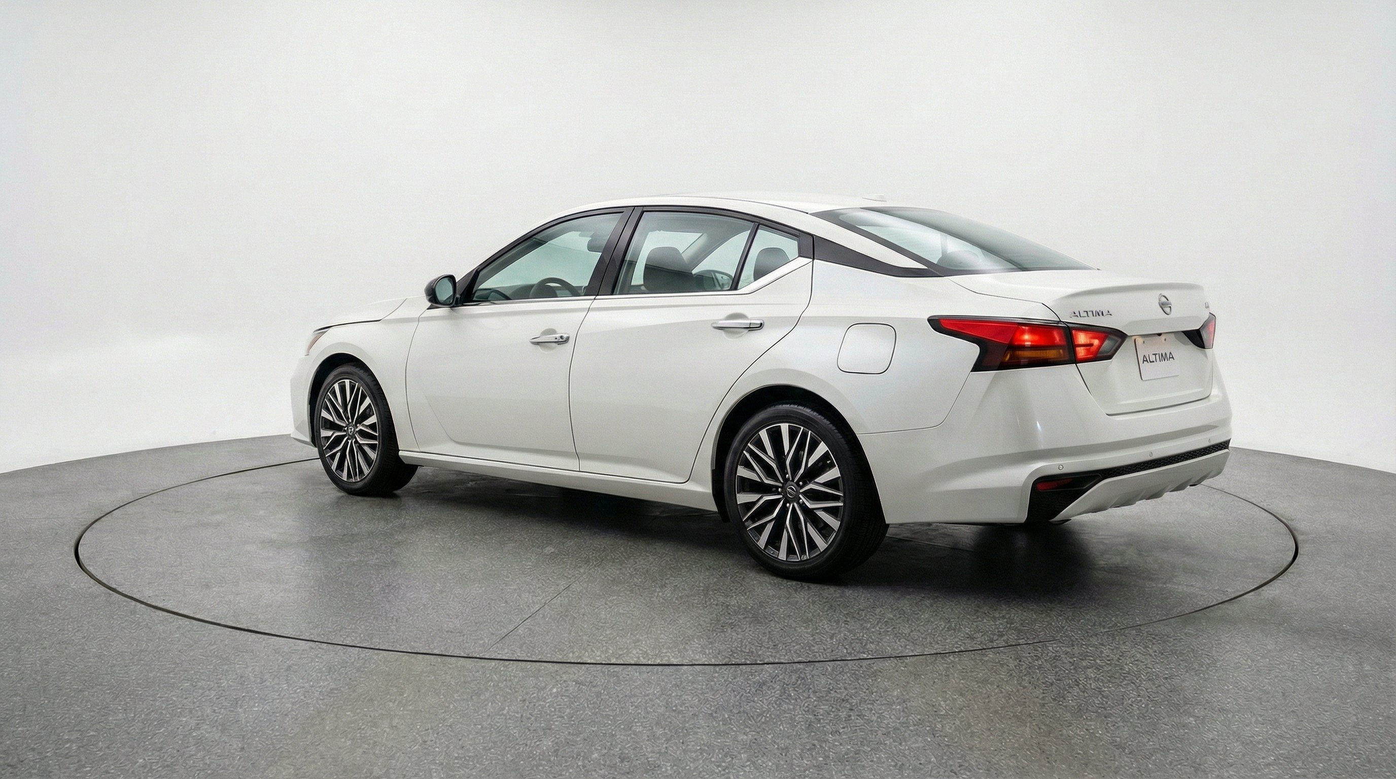 Used 2025 Nissan Altima 2.5 SV FWD image 6