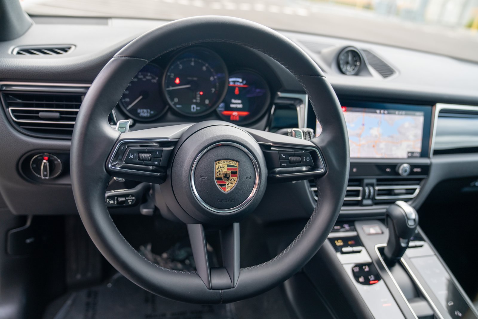 Certified 2023 Porsche Macan Turbo AWD/4WD image 13