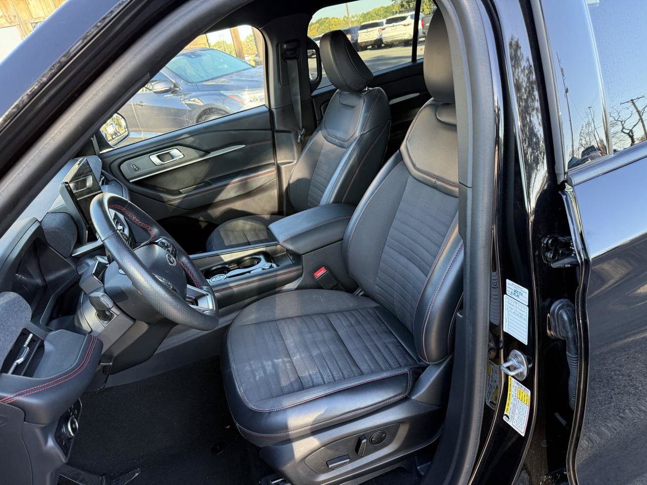 Used 2025 Ford Explorer ST-Line w/ ST-Line Street Pack AWD/4WD image 7