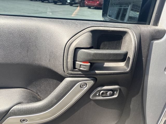 Used 2015 Jeep Wrangler Unlimited Rubicon w/ Connectivity Group AWD/4WD image 16
