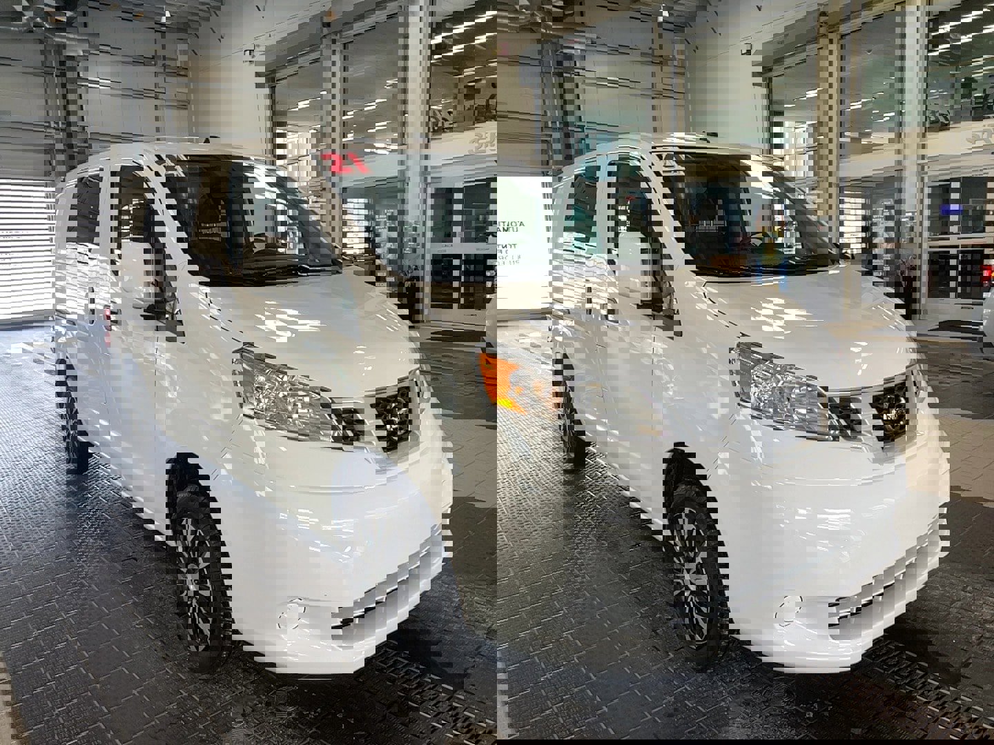 Used 2021 Nissan NV200 SV w/ Sliding Door Glass Package image 1