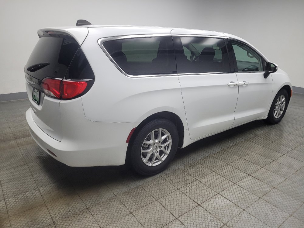 Used 2023 Chrysler Voyager LX image 10