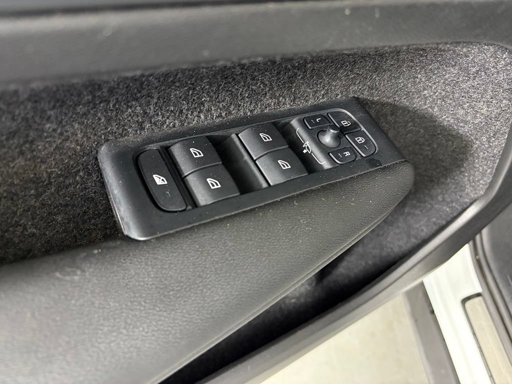 Used 2026 Volvo XC40 B5 Plus AWD/4WD image 15