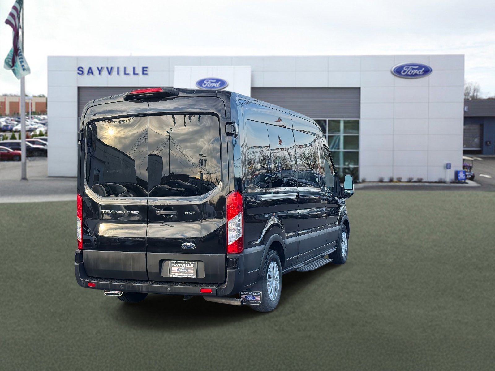 Used 2023 Ford Transit 350 XLT image 4