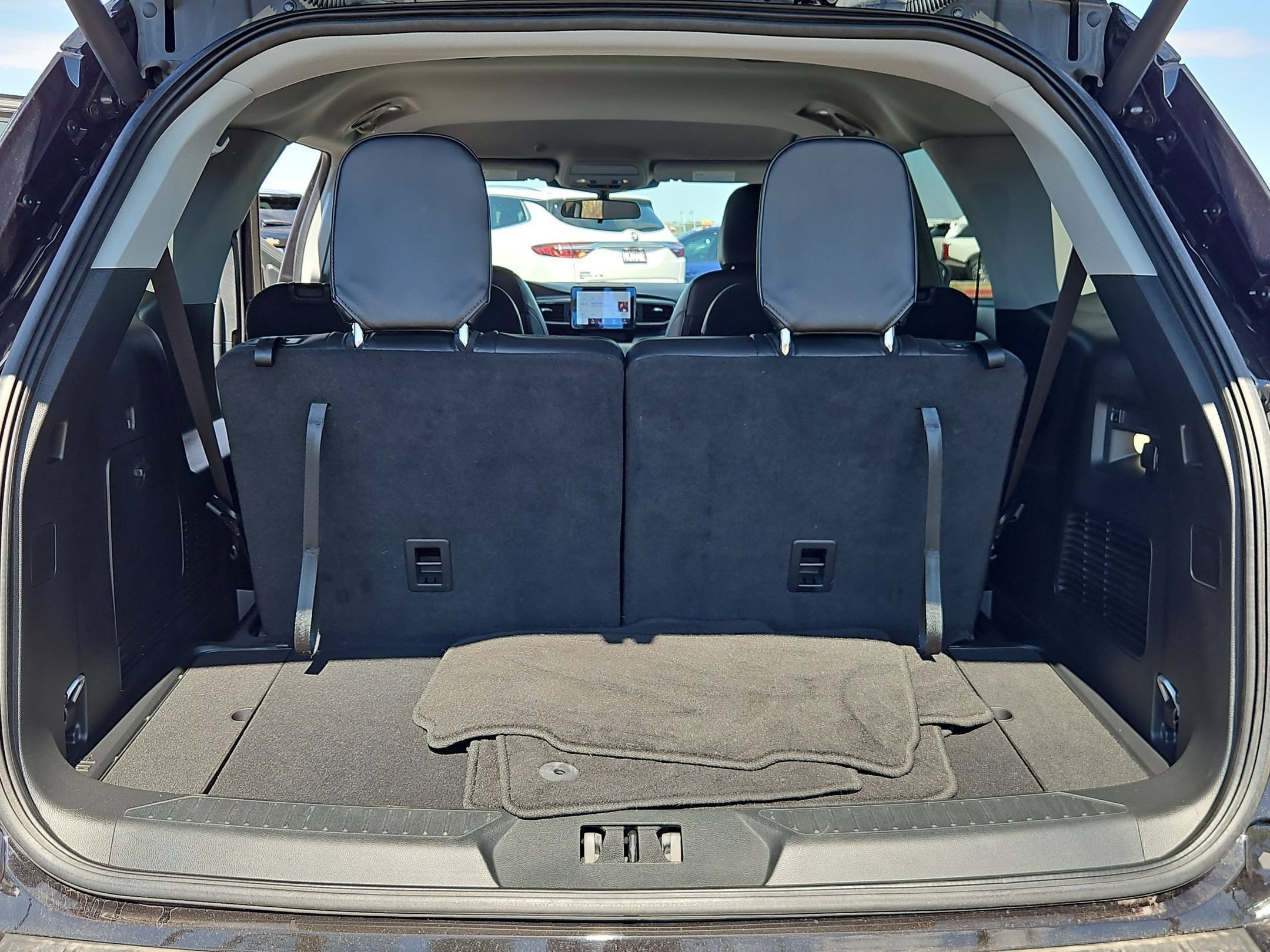 Used 2023 Ford Explorer XLT w/ Equipment Group 202A RWD image 7