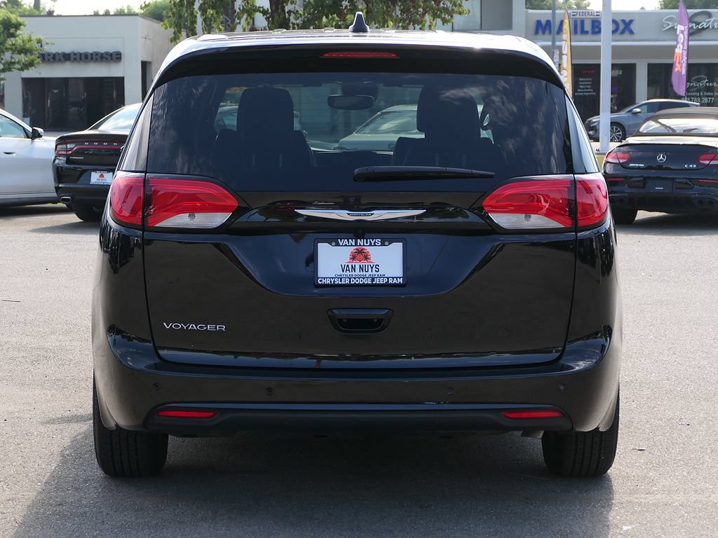 Used 2025 Chrysler Voyager LX FWD image 5