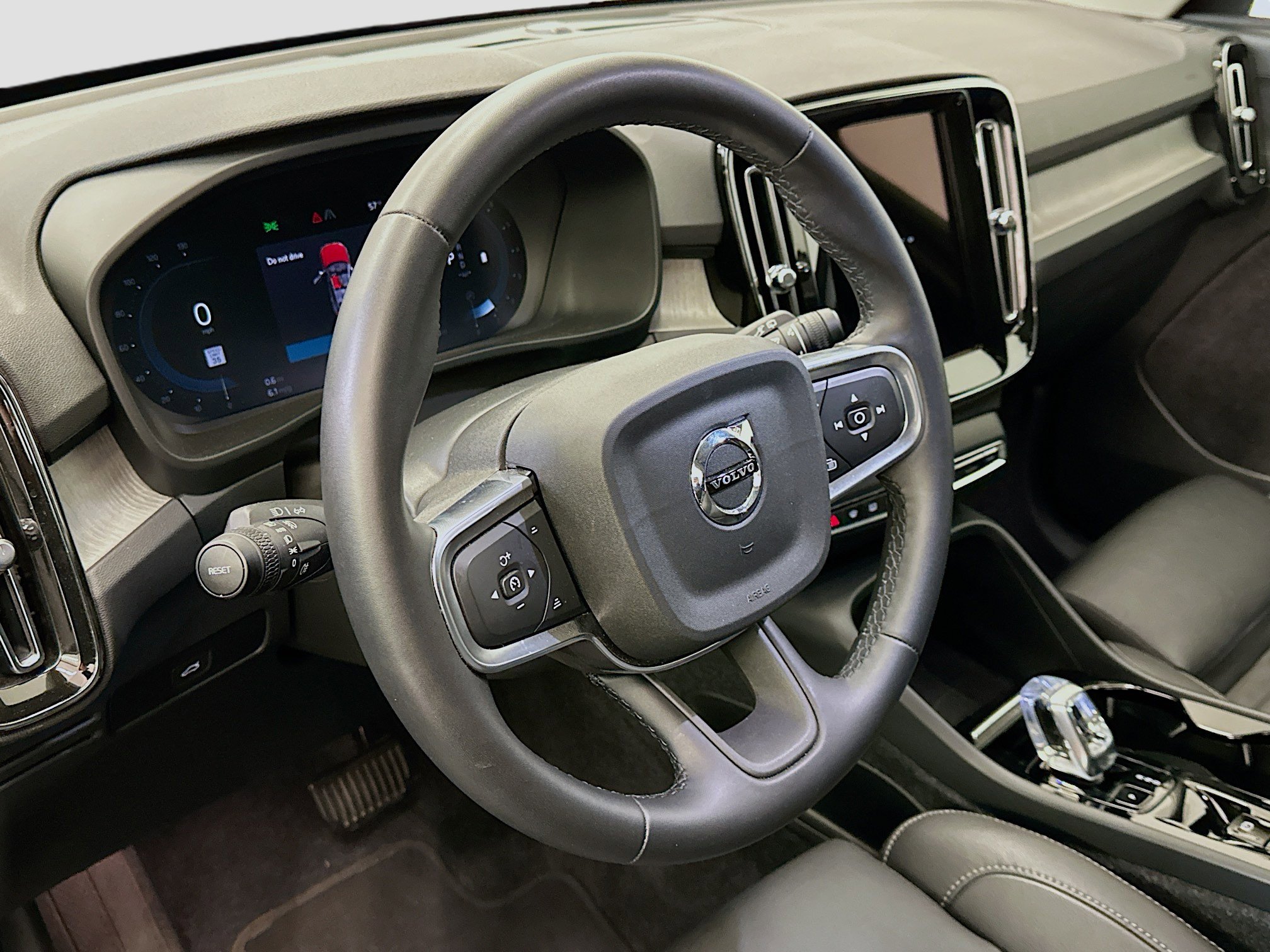 Used 2025 Volvo XC40 B5 Plus image 18