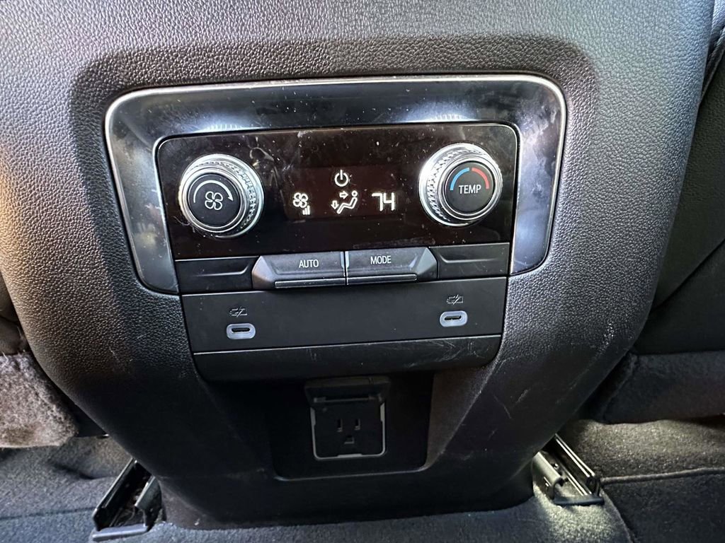 Used 2024 GMC Yukon SLT image 17