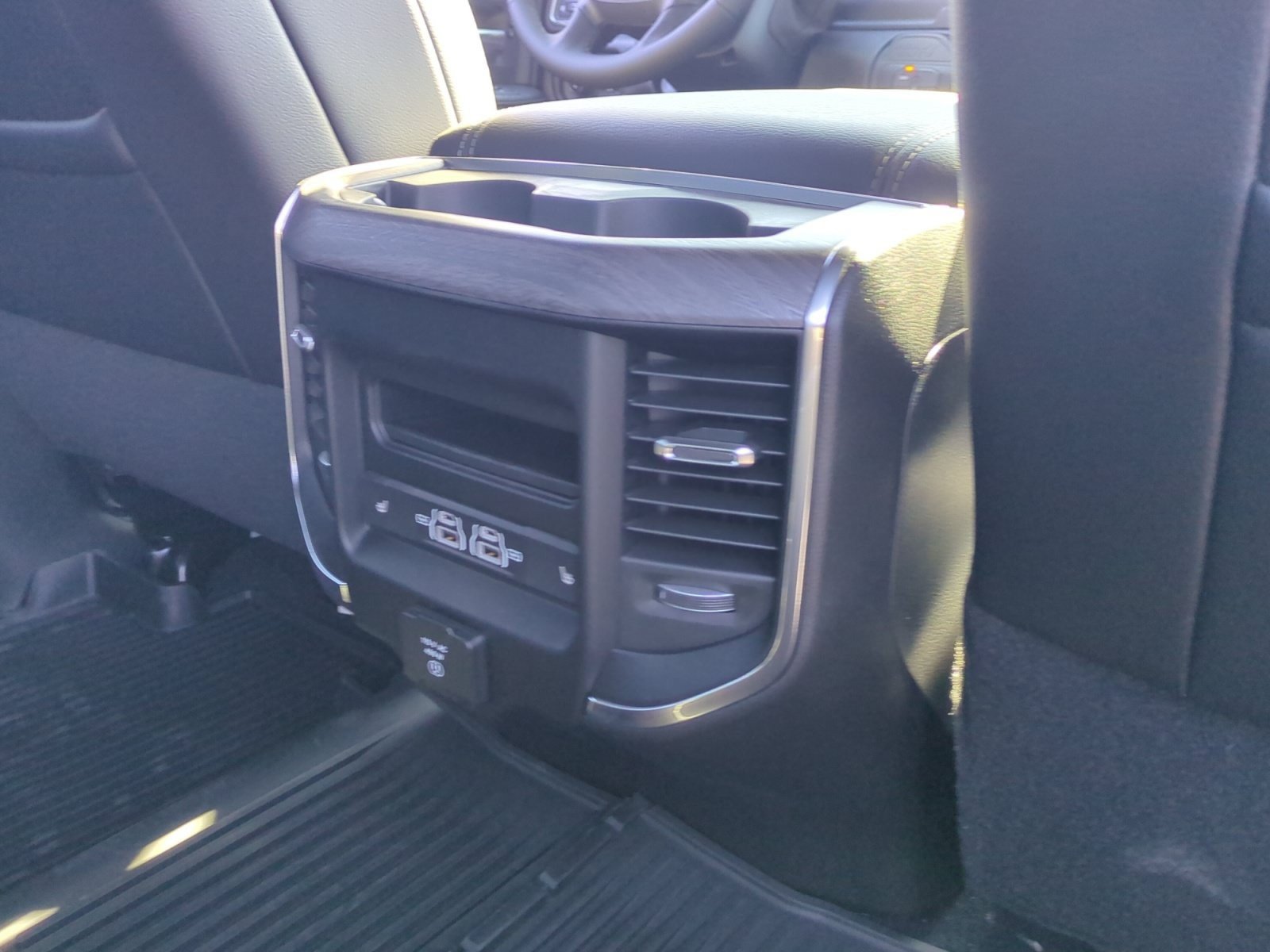 New 2026 RAM 2500 Laramie AWD/4WD image 32