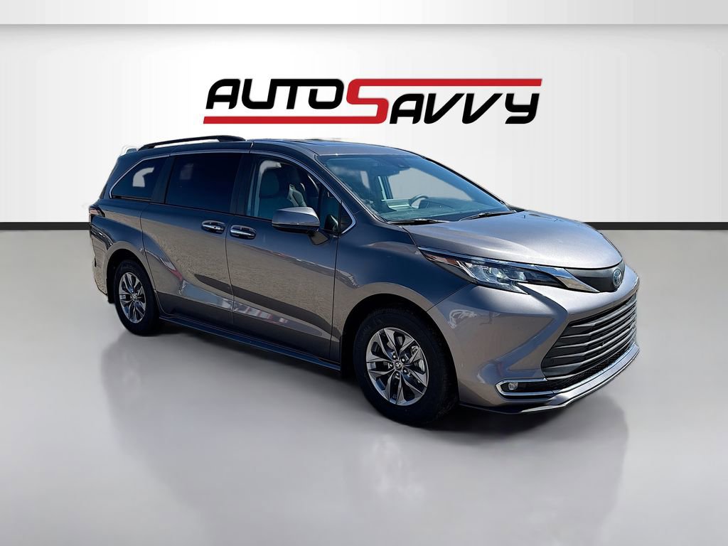 Used 2023 Toyota Sienna XLE w/ XLE Plus Package image 1
