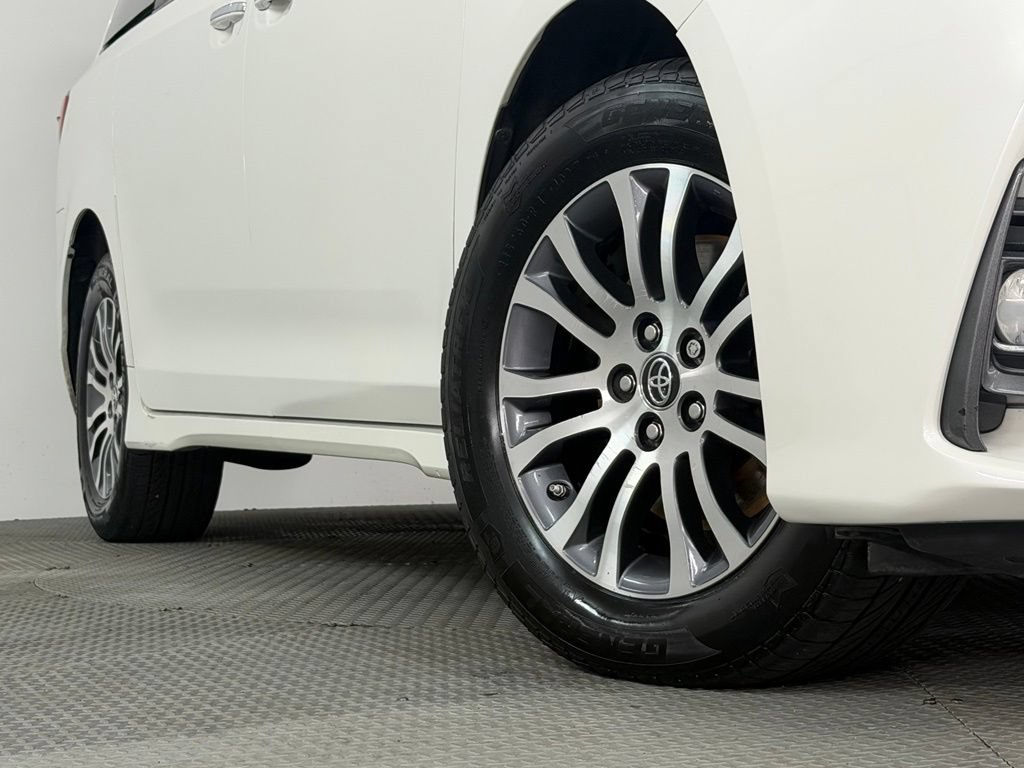Used 2020 Toyota Sienna XLE w/ XLE Navigation Package FWD image 17