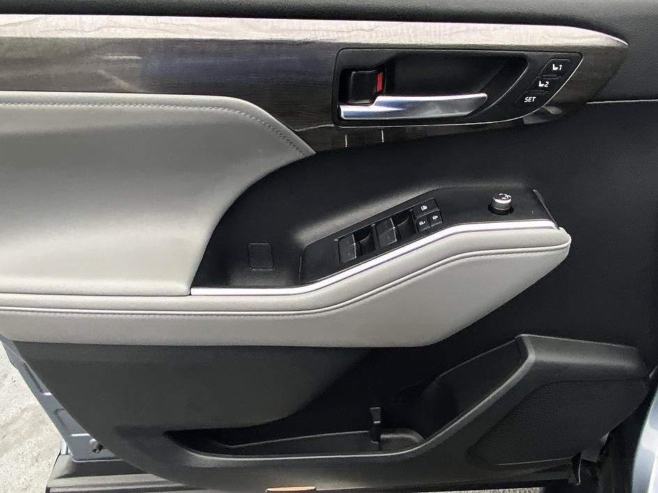 Certified 2021 Toyota Highlander Platinum AWD/4WD image 9