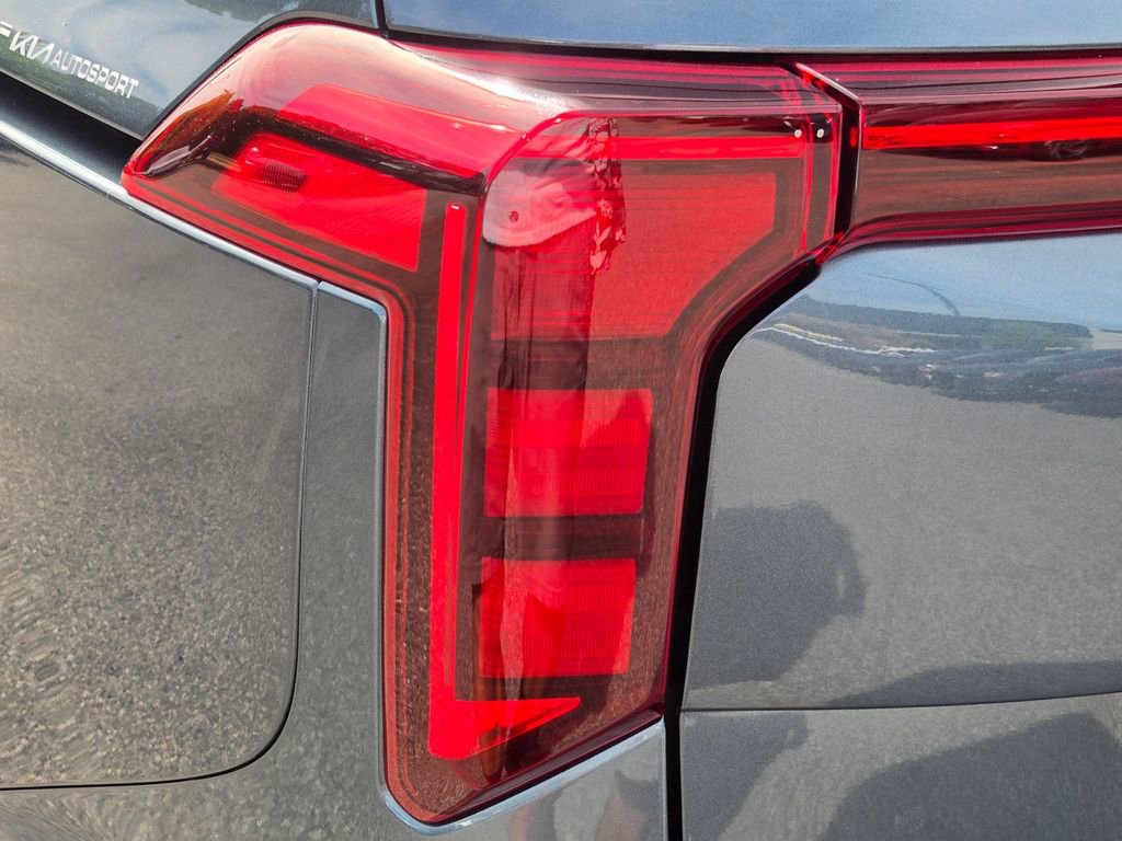 Certified 2025 Kia Carnival SX w/ SX Dark Edition Package image 11