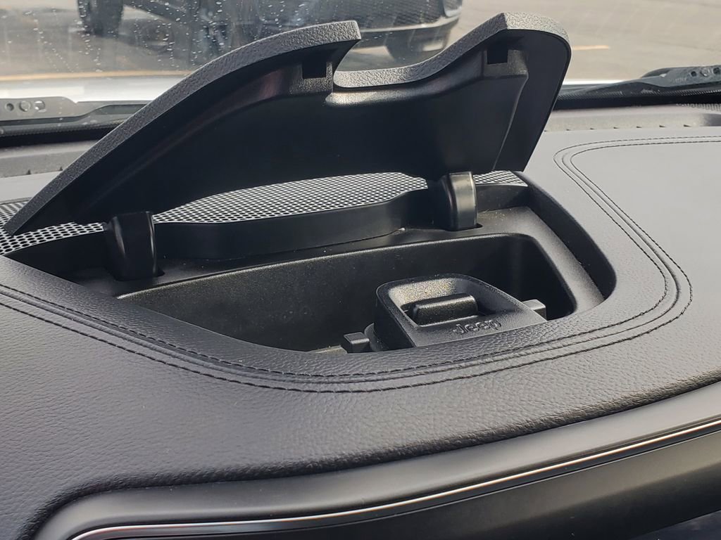Used 2019 Jeep Cherokee Latitude Plus FWD image 19